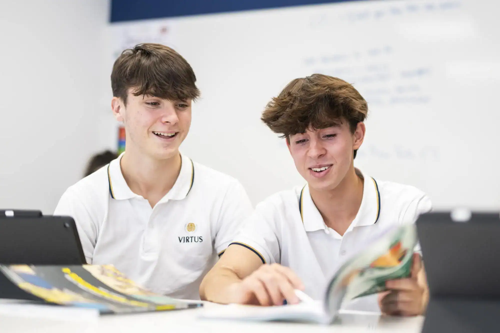 Skoncentrowani uczniowie uczą się razem w nowoczesnej klasie w World Schools, promując wysokiej jakości edukację międzynarodową.