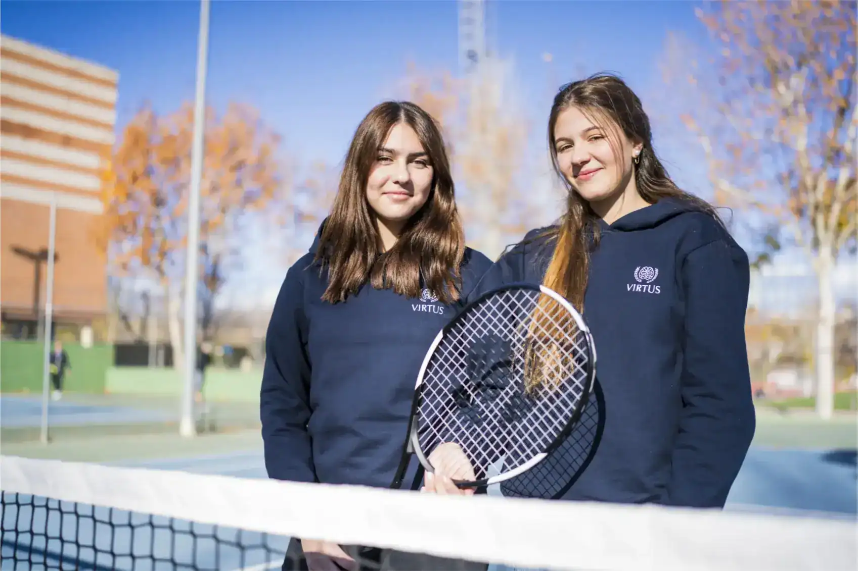 Dziewczęta grające w tenisa w prestiżowej międzynarodowej szkole, kładącej nacisk na doskonałość w edukacji sportowej.