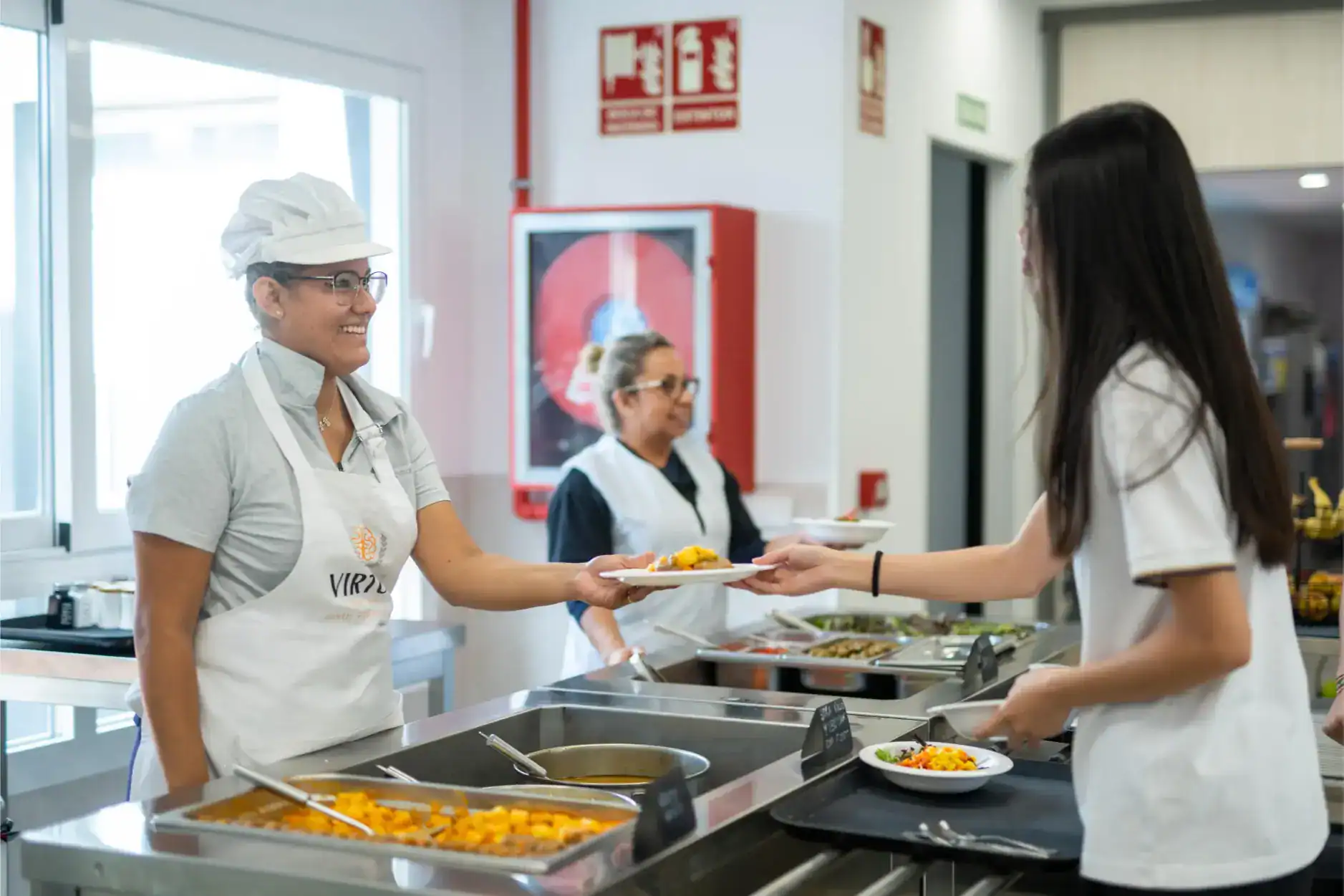 Zdrowe obiady szkolne w International School, angażujące uczniów w pożywne posiłki.