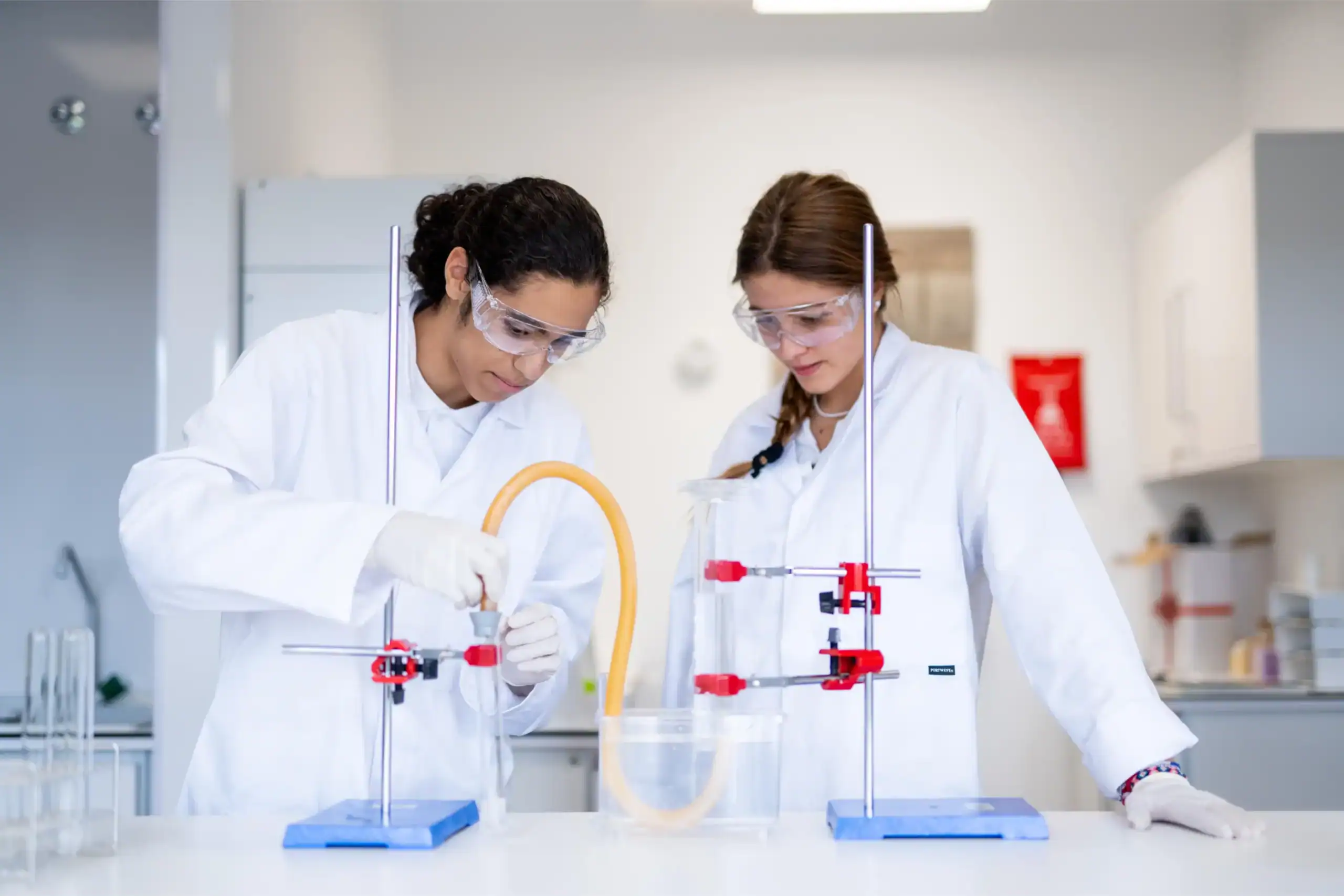 Innowacyjni studenci nauk ścisłych przeprowadzający eksperymenty w nowoczesnym środowisku laboratoryjnym.