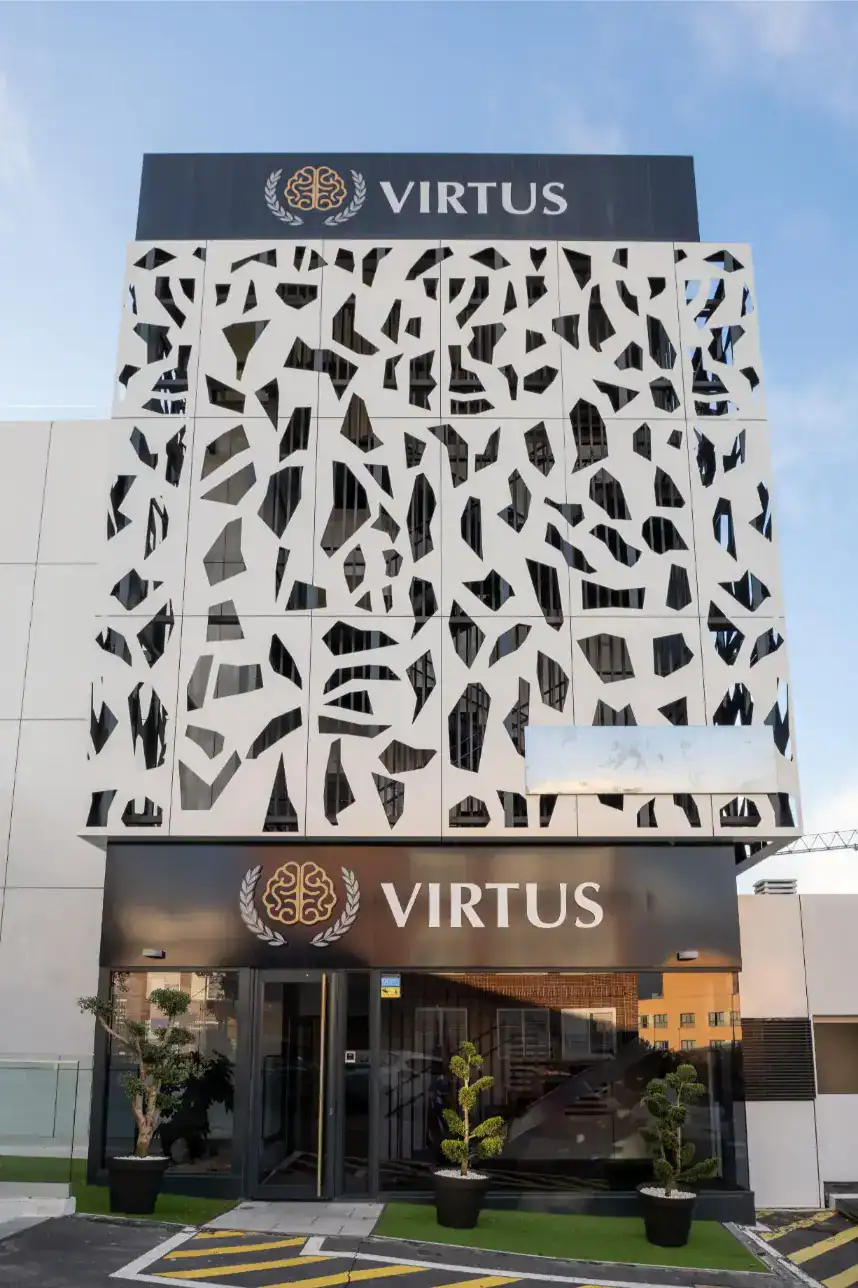 Nowoczesny budynek szkolny o unikalnym projekcie architektonicznym, z logo Virtus i znakiem logo.