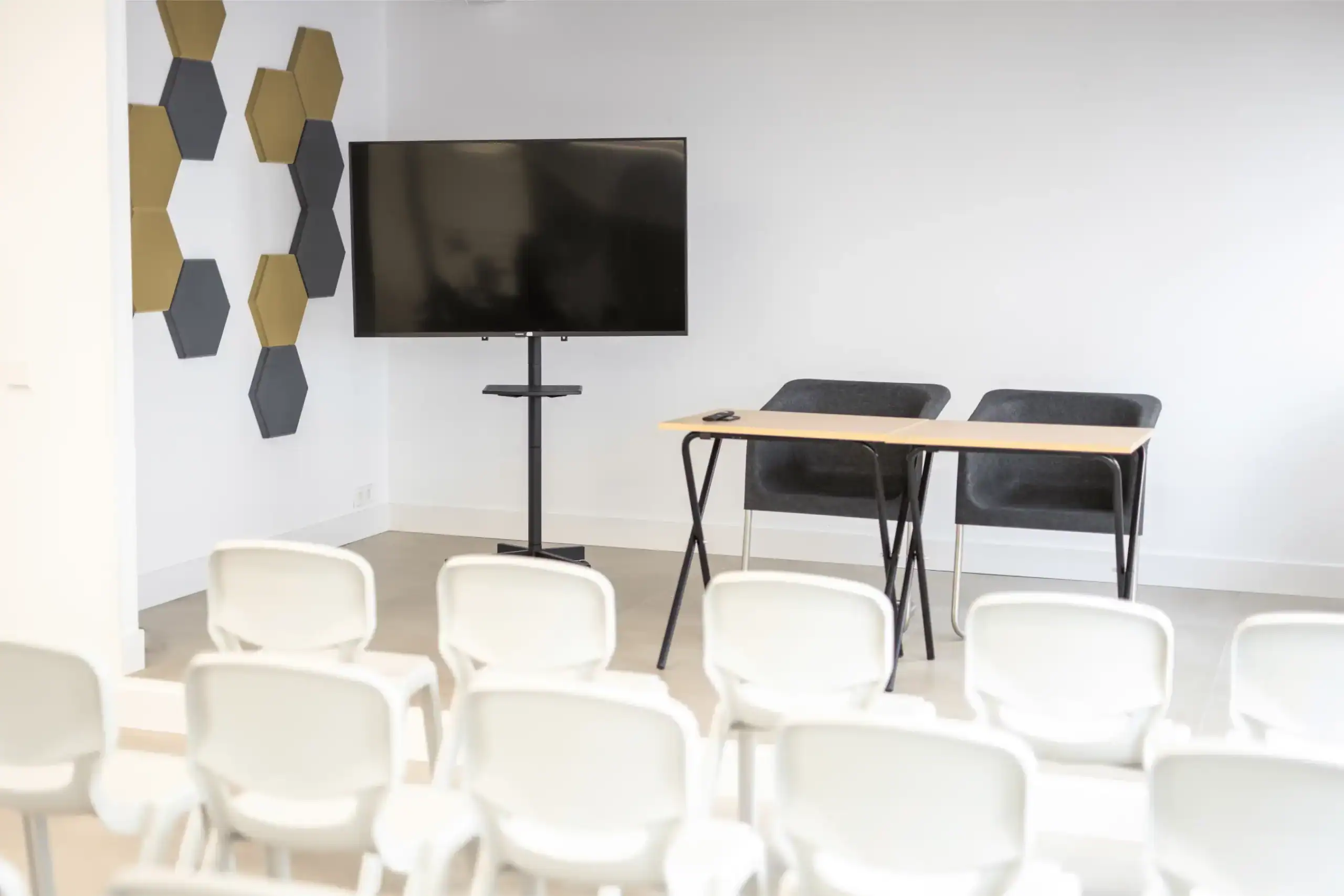 Nowoczesna sala konferencyjna z wyposażeniem multimedialnym i miejscami siedzącymi do organizacji wydarzeń edukacyjnych i firmowych.