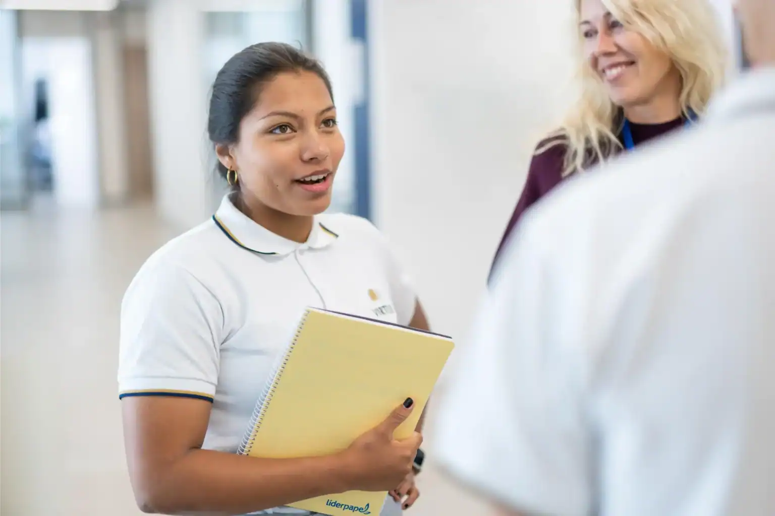 Różnorodni uczniowie angażują się w rozmowy w World Schools, promując doskonałość edukacji globalnej.