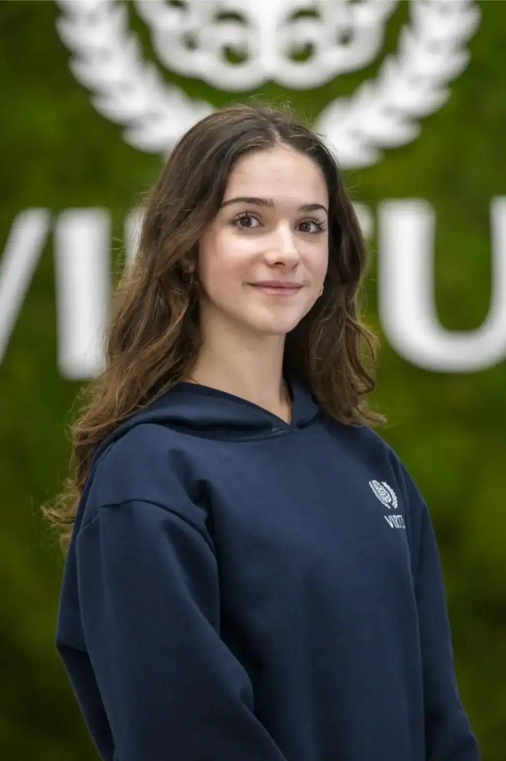 Błyskotliwy młody student w prestiżowej międzynarodowej szkole, wspierający doskonałość akademicką i globalne obywatelstwo.