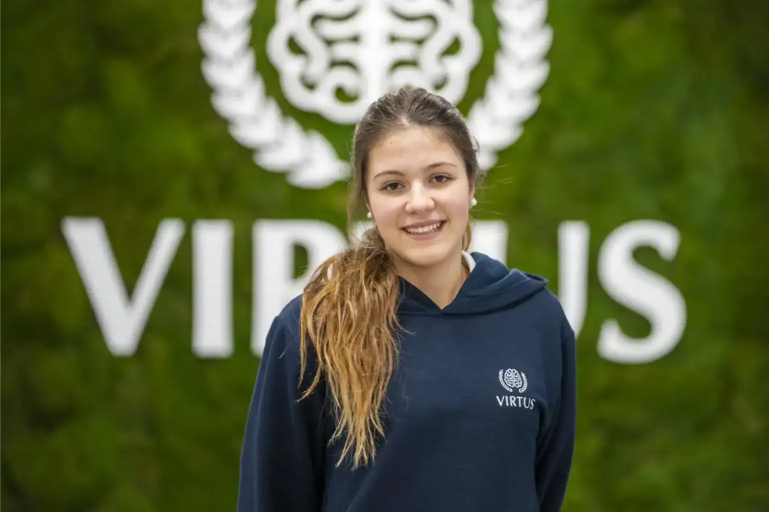 Wybitny uczeń z Virtus International School wykazujący się doskonałością akademicką i przywództwem.