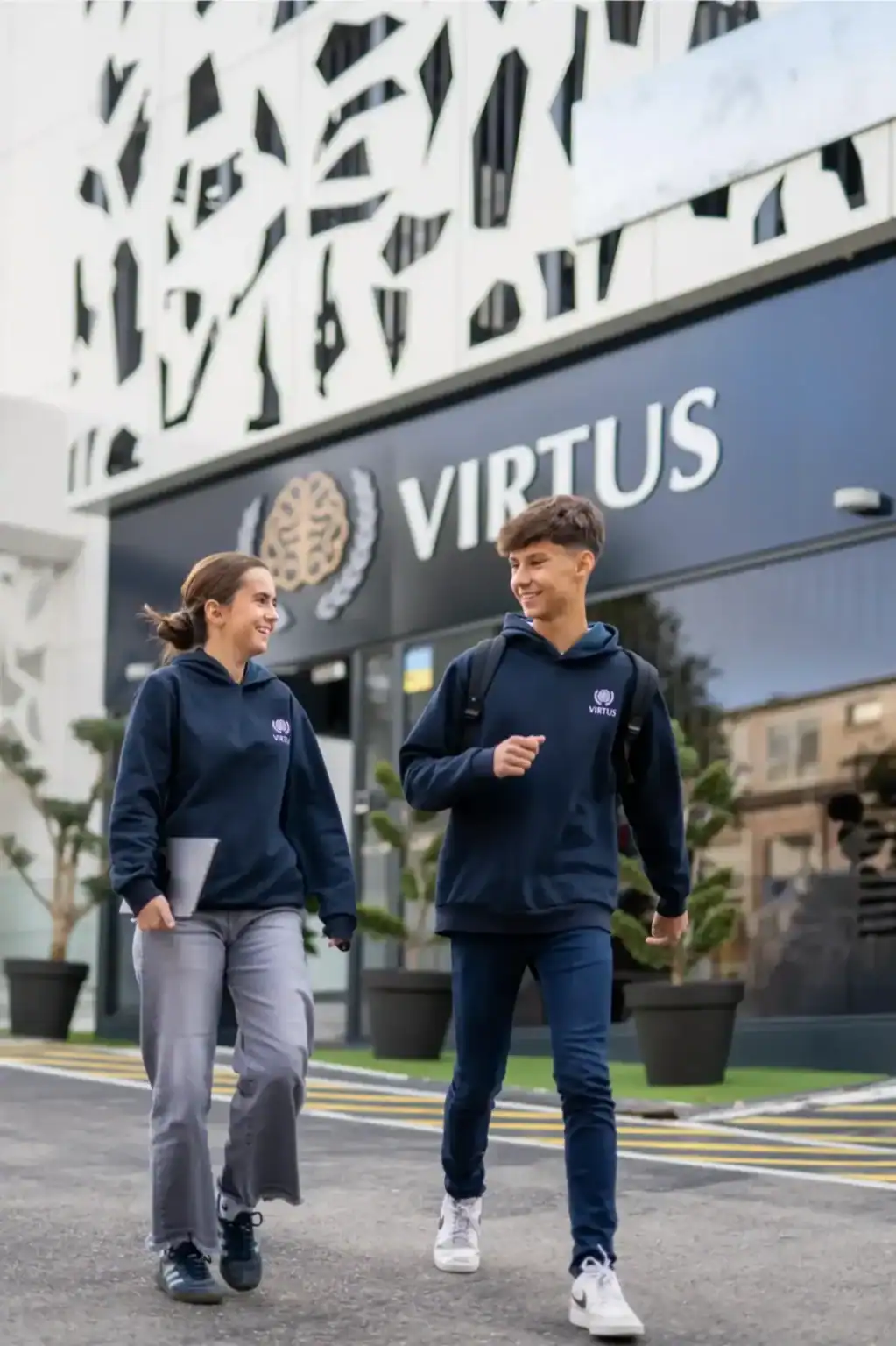 Współcześni uczniowie noszący szkolne bluzy Virtus poza kampusem w celu optymalnej edukacji.