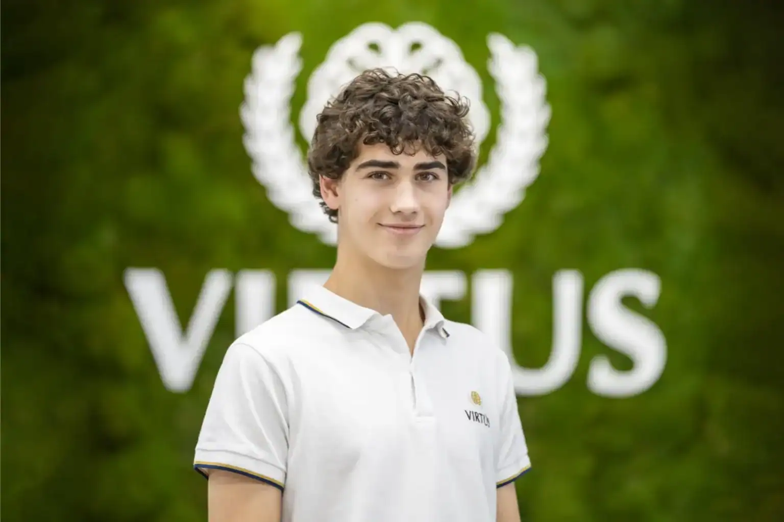 Młody uczeń w Virtus International School, promującej wysokiej jakości edukację dającą globalne możliwości.