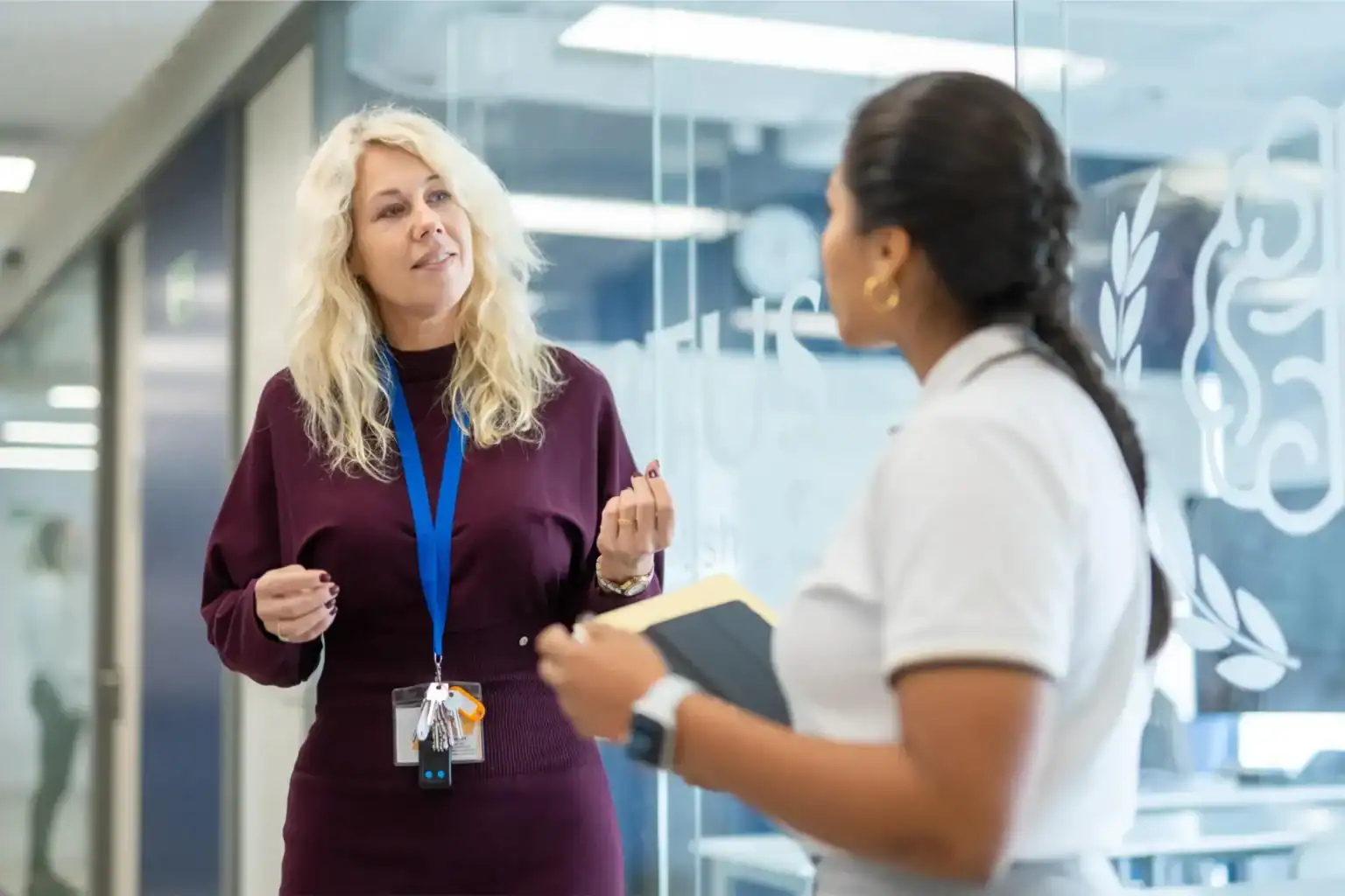 Zaangażowani nauczyciele omawiający osiągnięcia uczniów na międzynarodowej konferencji szkolnej.