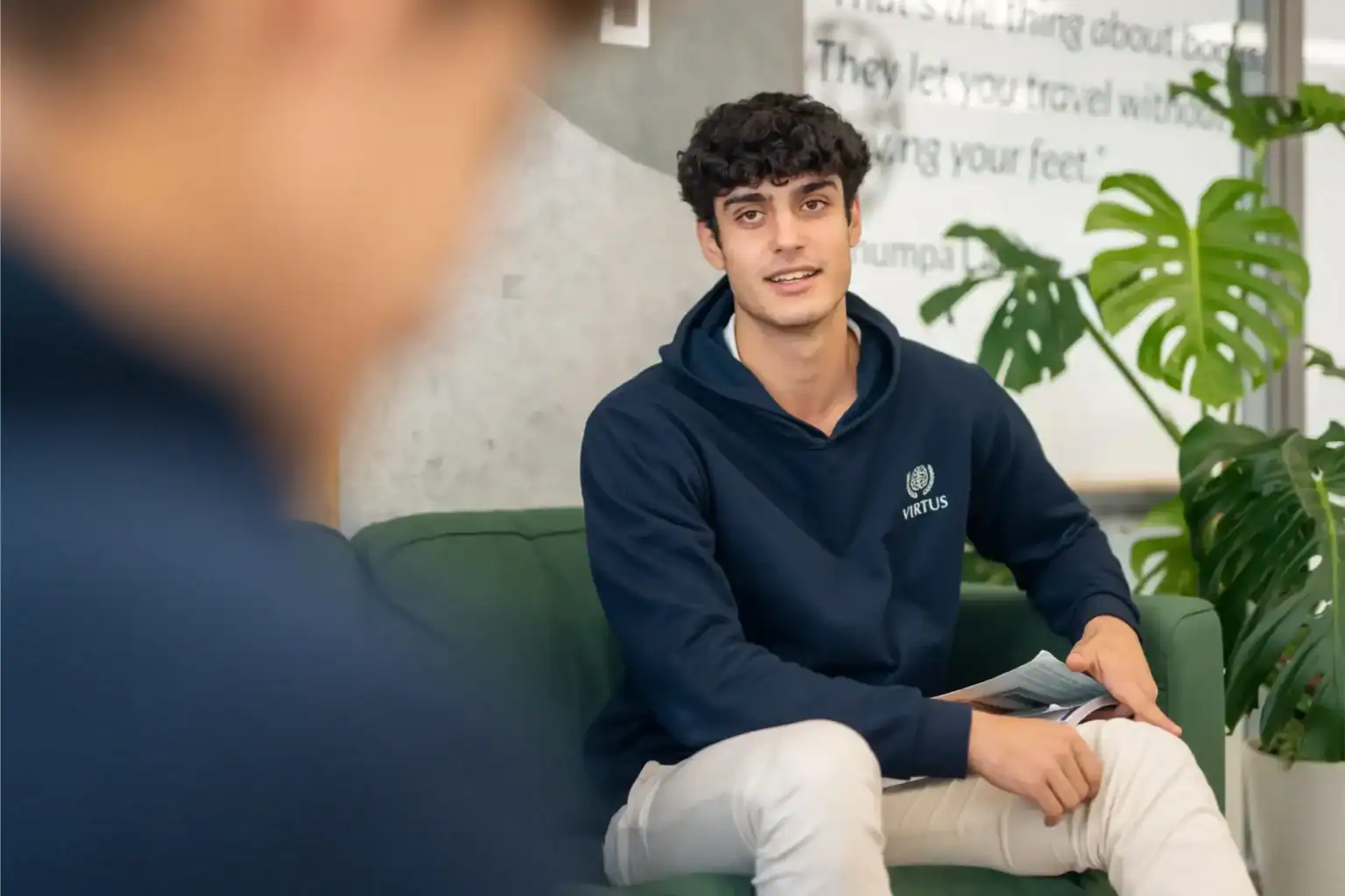 Zmotywowany uczeń biorący udział w szkolnej dyskusji w nowoczesnej międzynarodowej szkole.