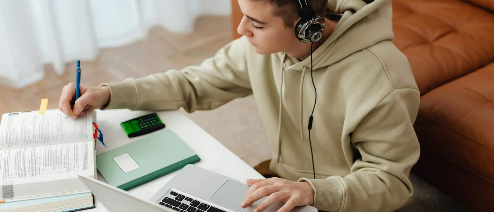 Connecting with peers internationally: Extracurricular clubs and engaging live classes