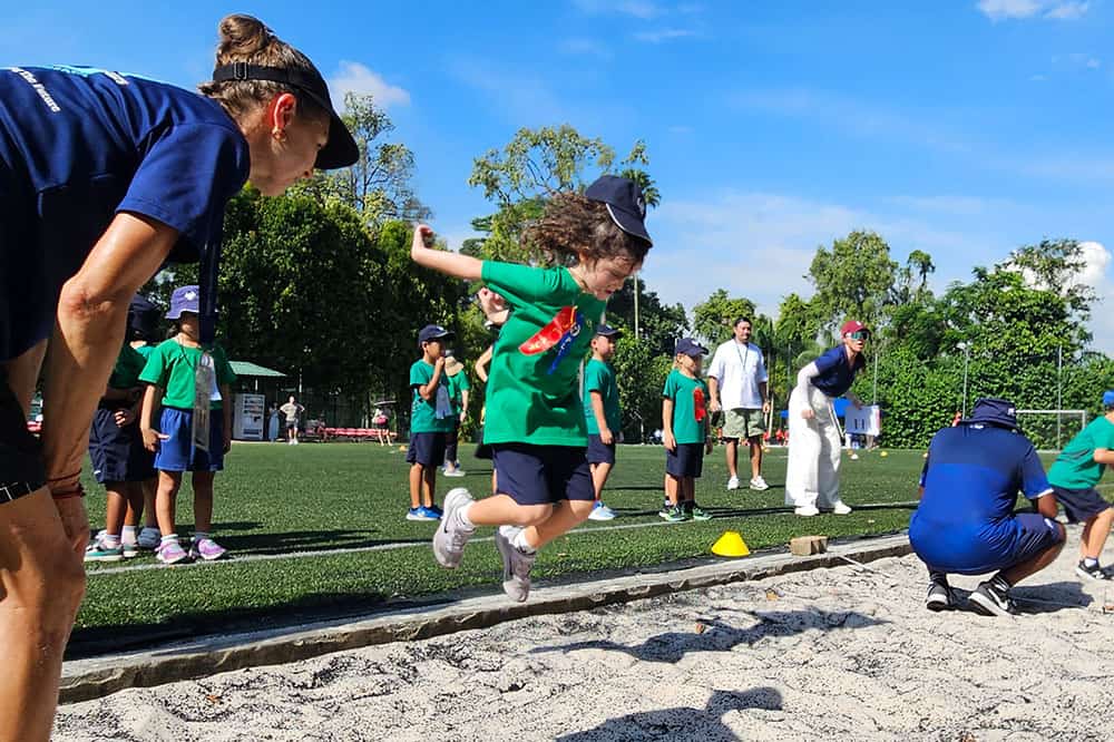 아이들이 뛰고 선생님들이 지도하는 활기찬 야외 학교 스포츠 데이를 통해 건강과 팀워크를 증진할 수 있습니다.
