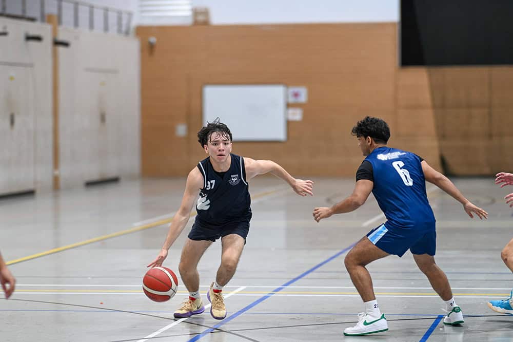 월드 스쿨에서 열린 실내 학교 토너먼트에 출전하는 어린 농구 선수들.