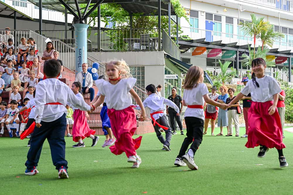 국제 유치원에서 댄스 게임을 하는 아이들, 야외 교육 활동, 다양한 학생들, 활기찬 학교 환경, 세계 학교.