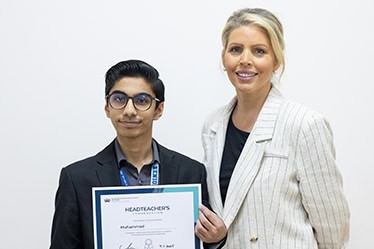 Estudante do BIS Abu Dhabi é o melhor do mundo no IGCSE Business Studies 4 Young student receiving Headteacher Award at prestigious World Schools event.