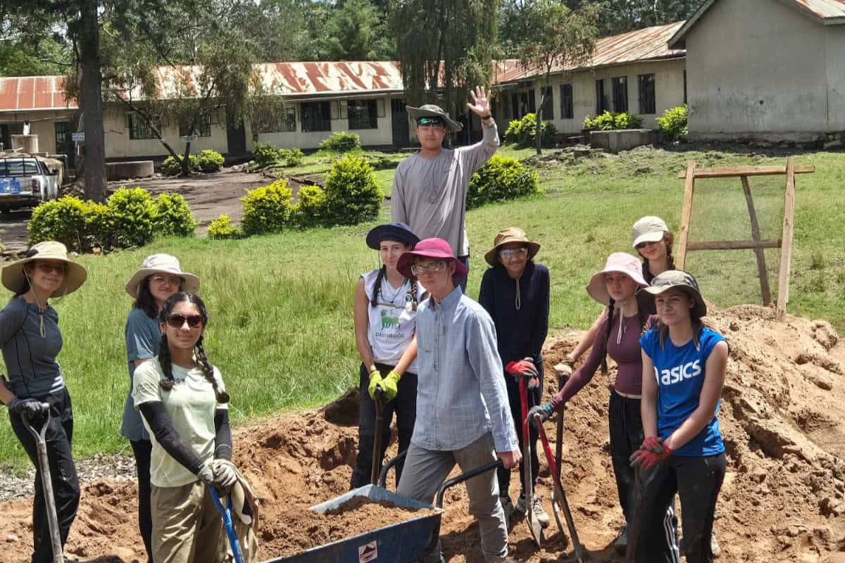 Aprender com objectivos: como o BIS Abu Dhabi transforma os objectivos globais em acções quotidianas 3 Students participating in outdoor educational activities at a World Schools program, focusing on eco-friendly initiatives and global learning.